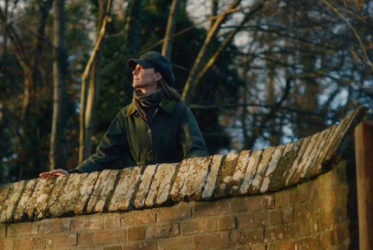 В видеоролике принцесса Уэльская наслаждается красотой природы в разные времена года.