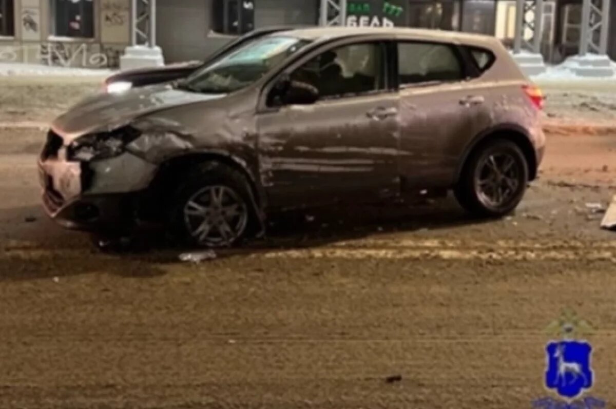    В Самаре столкнулись Mitsubishi и Nissan: пострадал пассажир