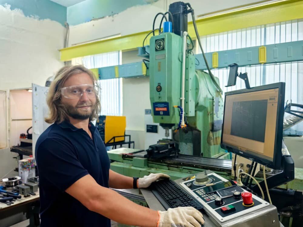   Специалист из НГТУ за станком, архивное фото