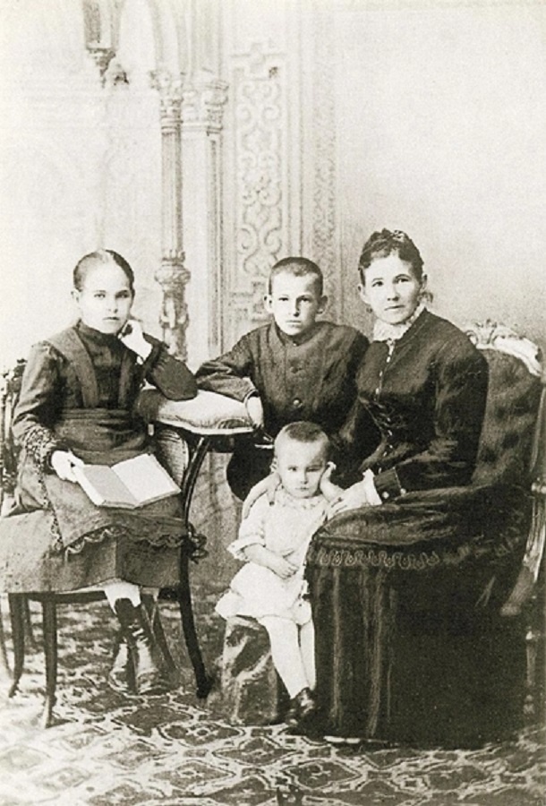 Агриппина Абрикосова с братом, сестрой и матерью. Фото из открытых источников интернет