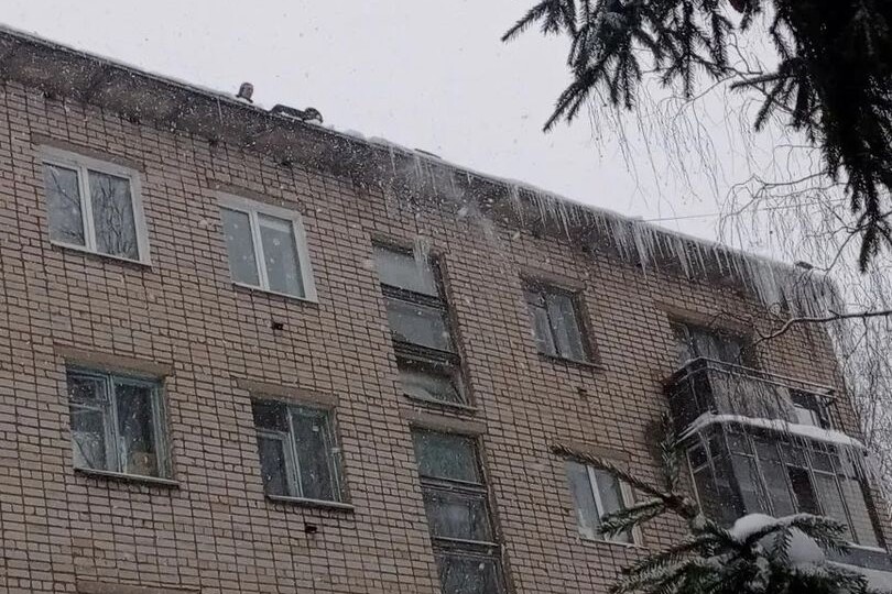 В Великих Луках сбивают сосульки на пяти улицах