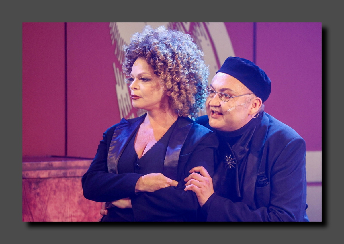 Лариса Долина в роли Марселины и Сергей Ушаков в роли Бартоло в сцене из спектакля «Фигаро». Фото: Сергей Булкин/NEWS.ru