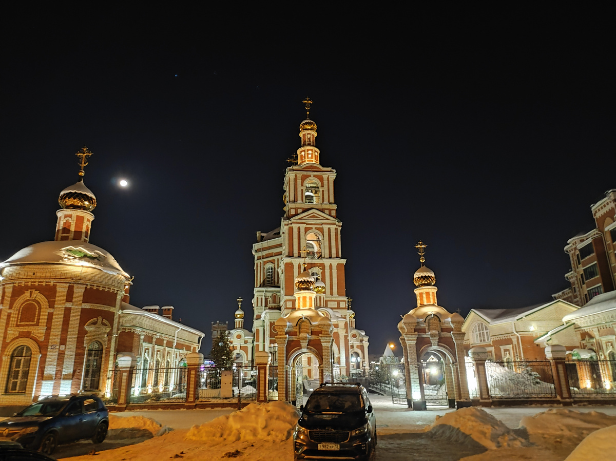 Воскресенский собор. Очень красивый, нарядный. Замечательно вписан в окружающий ландшафт