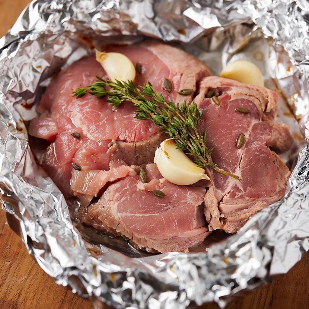 Нежное наслаждение: Телятина с чесноком и тмином в фольге – простой рецепт для изысканного ужина 