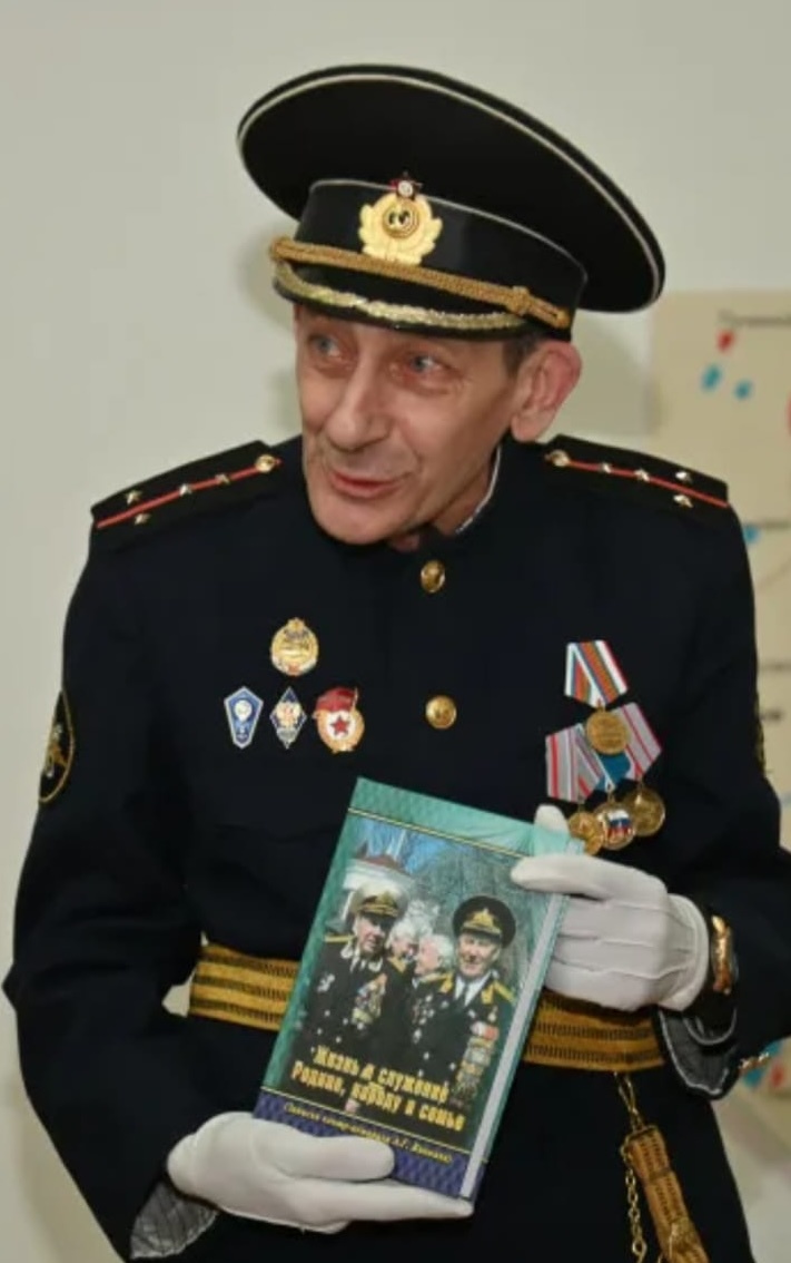 На фото капитан-лейтенант Ткаченко Юрий Андреевич с книгой-бетселлером
к-а.Винника А.Г "Жизнь и служение Родине, народу и семье."