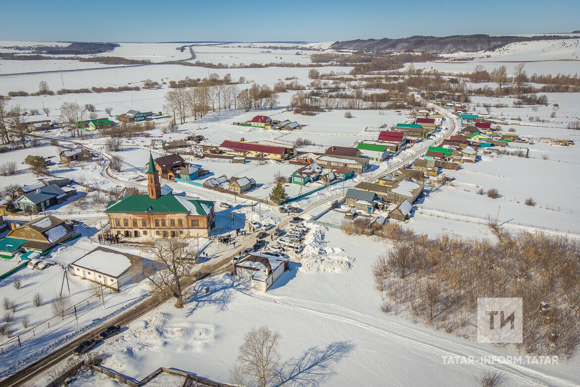 
Вид на село и историческую мечеть (до реставрации). Фото: © Владимир Васильев / «Татар-информ». 2022 год