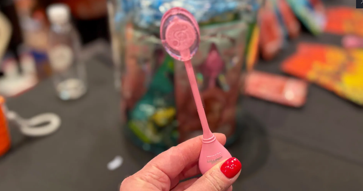    Внутри палочки спрятан электронный модуль с вибромеханизмом, батареей и кнопкой активации