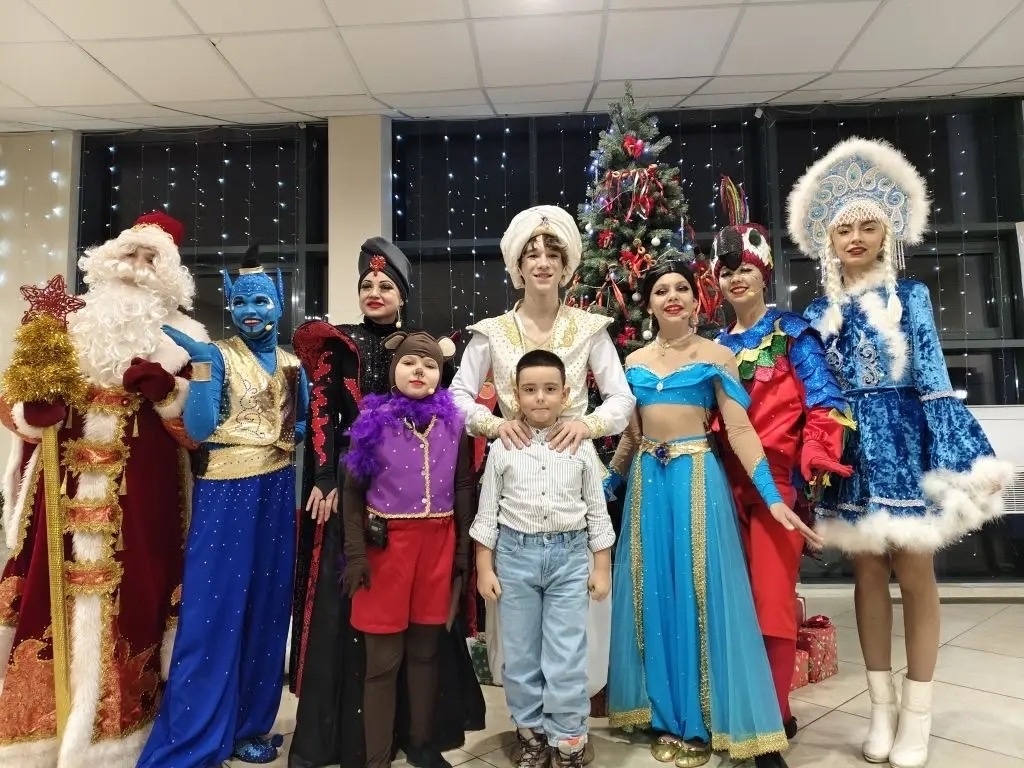 Большая часть группы посетила праздничное представление в честь Нового Года .