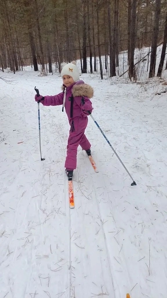 Анютка второй год катается на лыжах. Ей настолько нравится этот зимний вид спорта. 