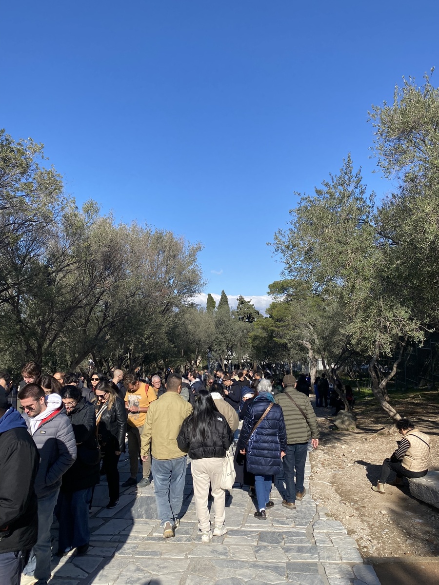 очередь с другого входа уходит вниз длиной в несколько км