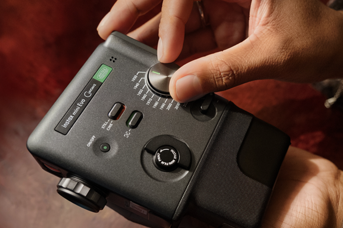    Fujifilm представила Instax mini Evo Cinema — камеру в стиле Super 8 с видео и моментальной печатью
