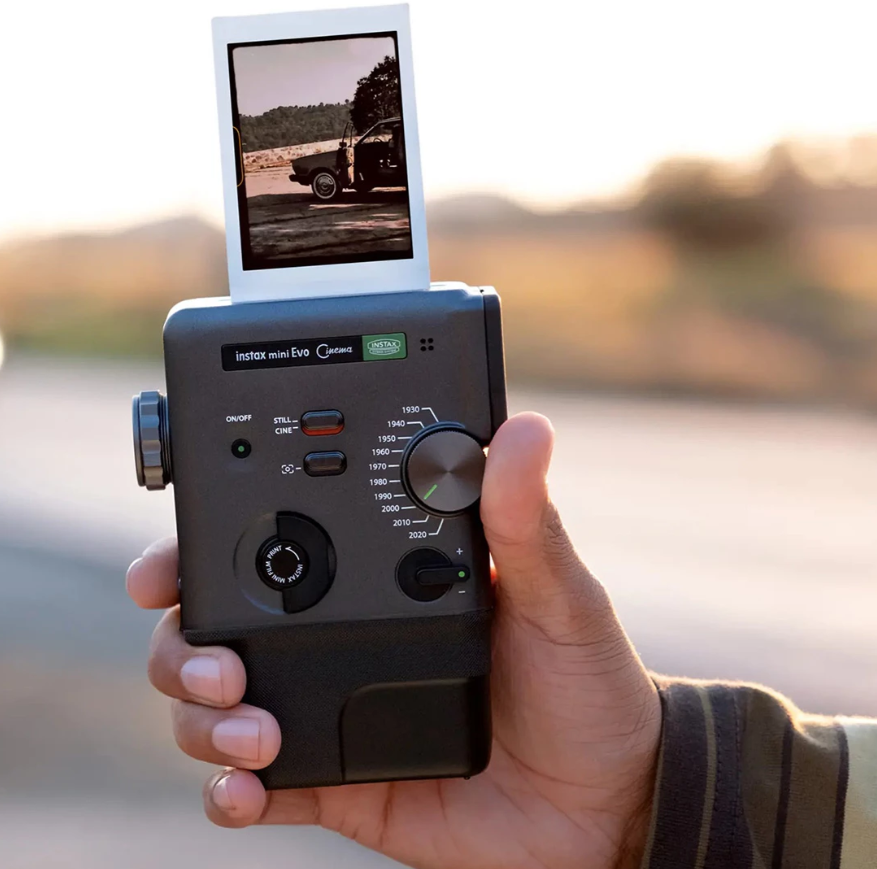    Камера записывает видео в Full HD с частотой 30 кадр/с и позволяет напечатать любой выбранный момент на пленке Instax