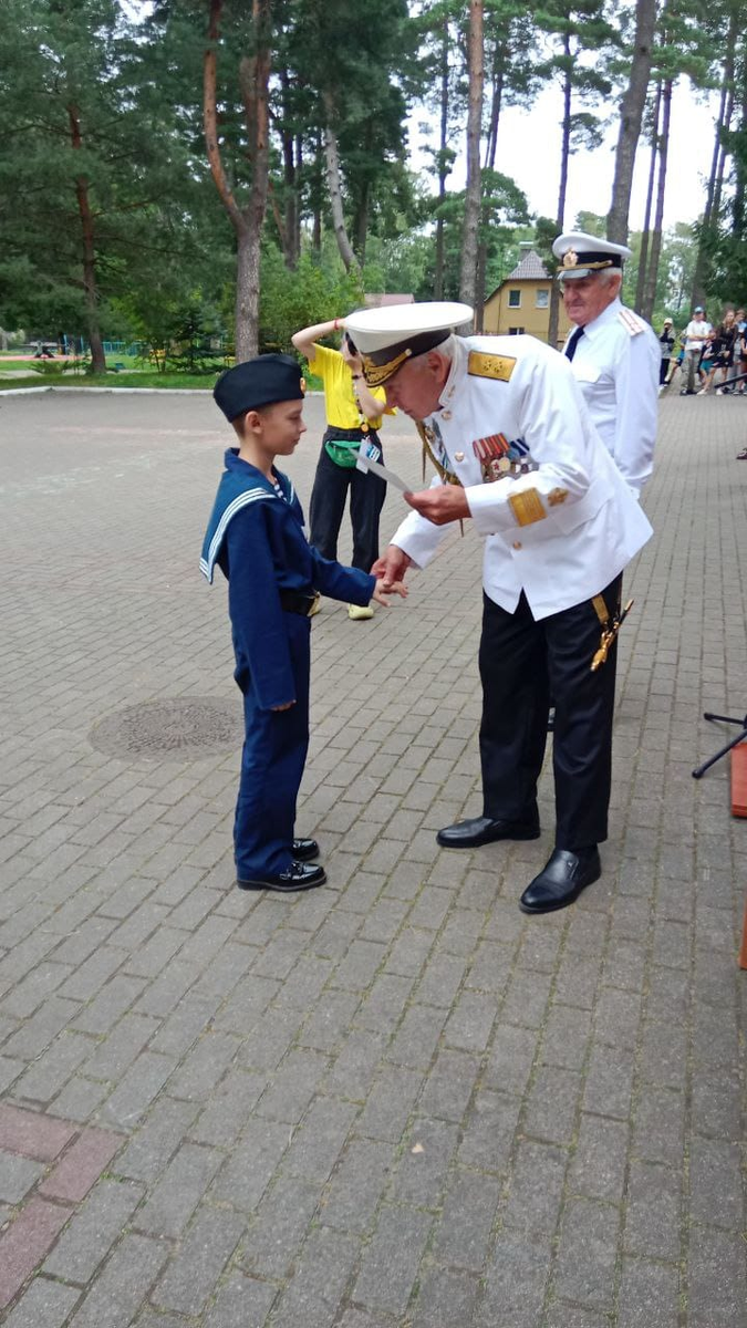  На фото: Вице-адмирал Бражник А.И.- председатель попечительского Совета Морского кадетского корпуса Андрея Первозванного, вручает кадету-победителю Грамоту!.