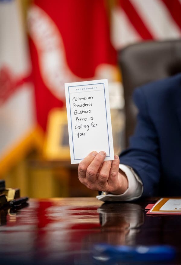 Помощник в Белом доме передал Трампу записку, в которой говорилось, что президент Колумбии звонит во время интервью The New York Times.Дуг Миллс/The New York Times.