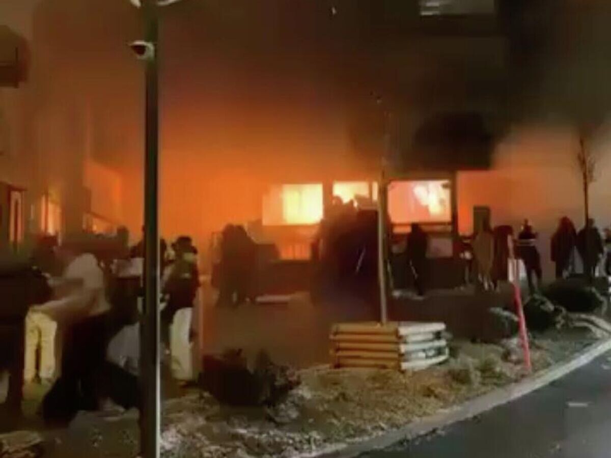    Пожар на месте взрыва в баре на горнолыжном курорте Кран-Монтана в Швейцарии | © Кадр видео из соцсетей