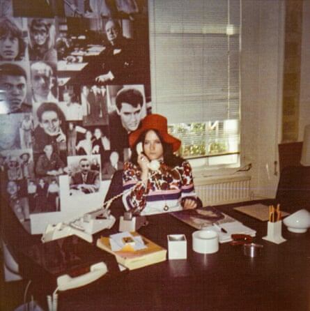 Мерл Фримарк за рабочим столом Джона в лондонском офисе Apple Corps, июль 1969 года.