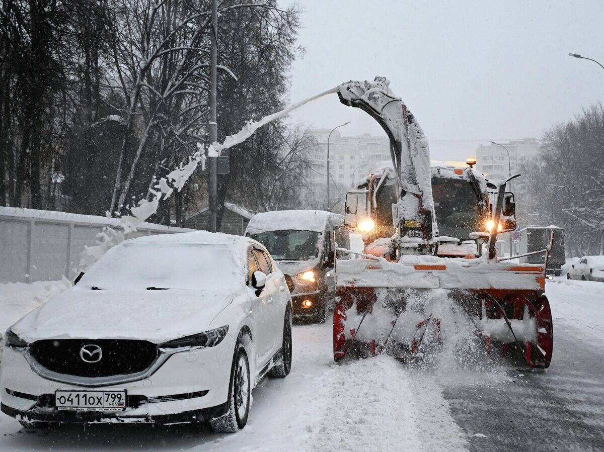    Техника коммунальных служб убирает снег на улице в Москве | © РИА Новости / Пелагия Тихонова