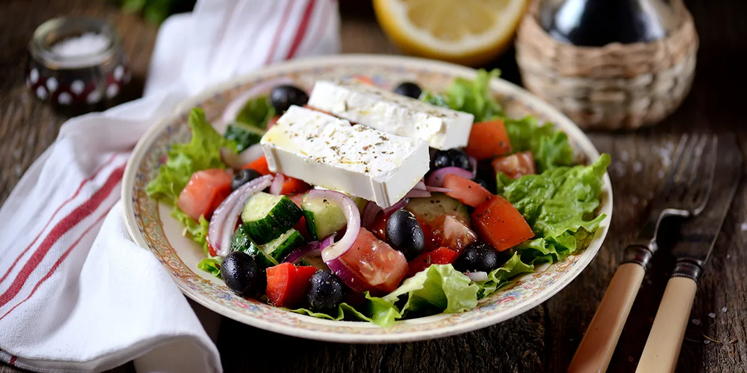 Греческий салат с домашней заправкой — свежесть Средиземноморья на вашем столе