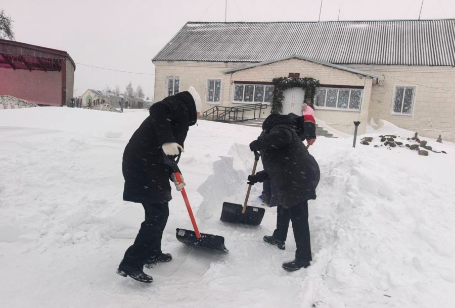     В аг. Быстрица все силы брошены на расчистку снежных заносов