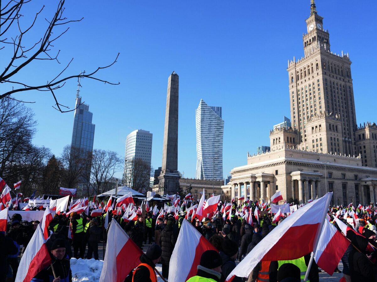    Польские фермеры протестуют в Варшаве против торгового соглашения Евросоюза со странами Меркосур. 9 января 2026 | © REUTERS / Aleksandra Szmigiel