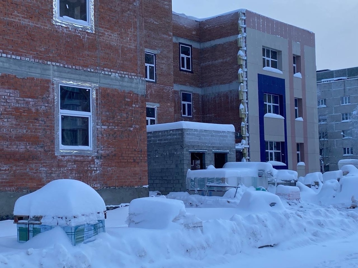    В Нефтеюганске продолжается активное строительство образовательных и спортивных объектов