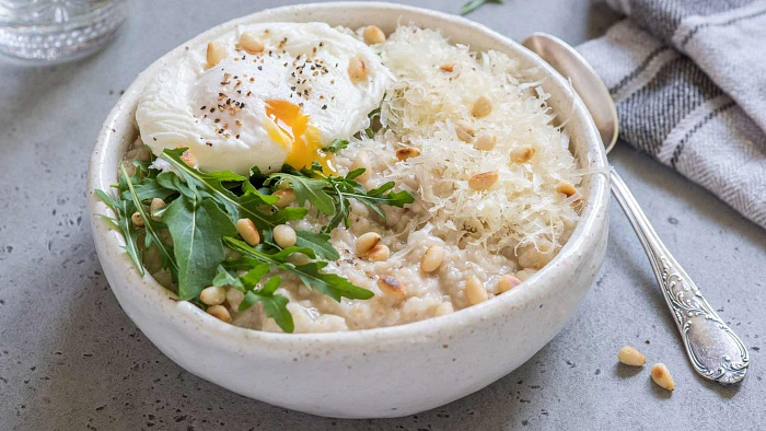 Овсянка с яйцом и сыром: сытный и полезный завтрак на каждый день