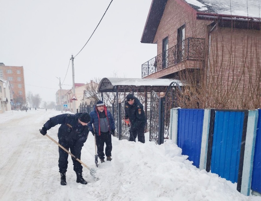     Сотрудники Копыльского РОВД активно участвуют в уборке снега