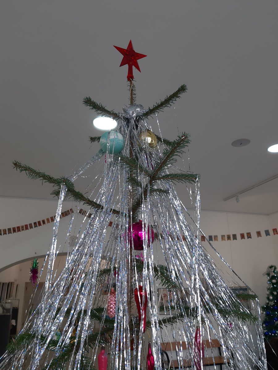 И конечно, Красная Звезда на верхушке елки!