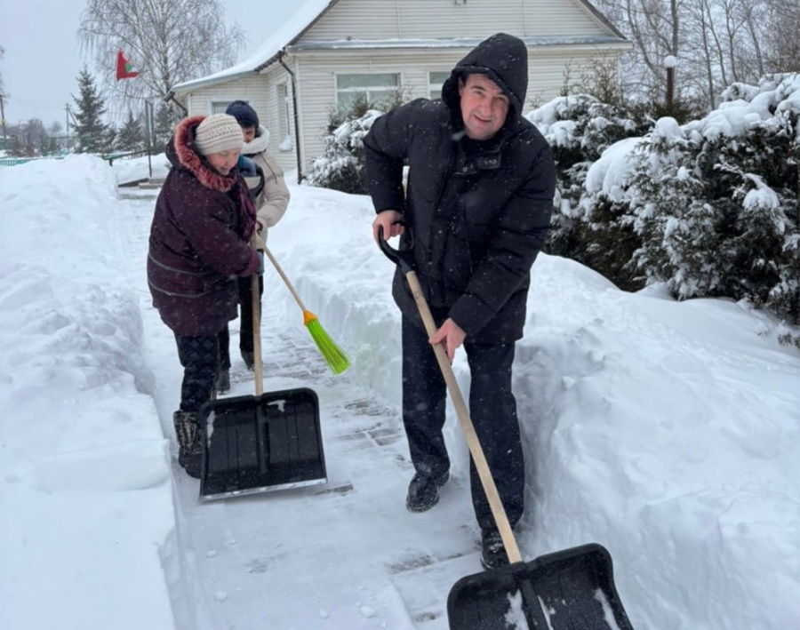     На территории Потейковского сельсовета идет расчистка дорог после обильного снегопада