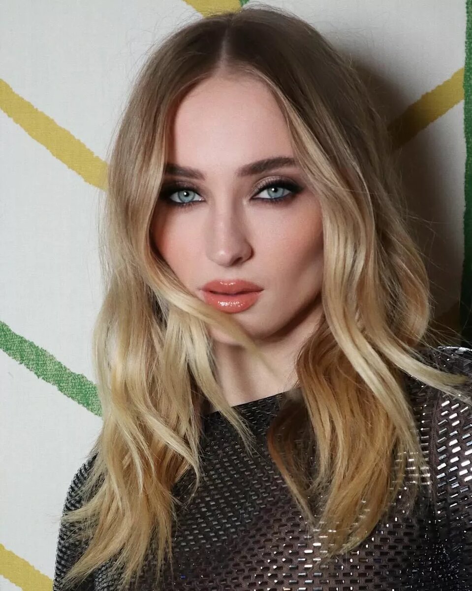 Софи Тернер📷
