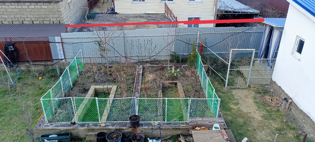 Вот он, спорный забор. Серый