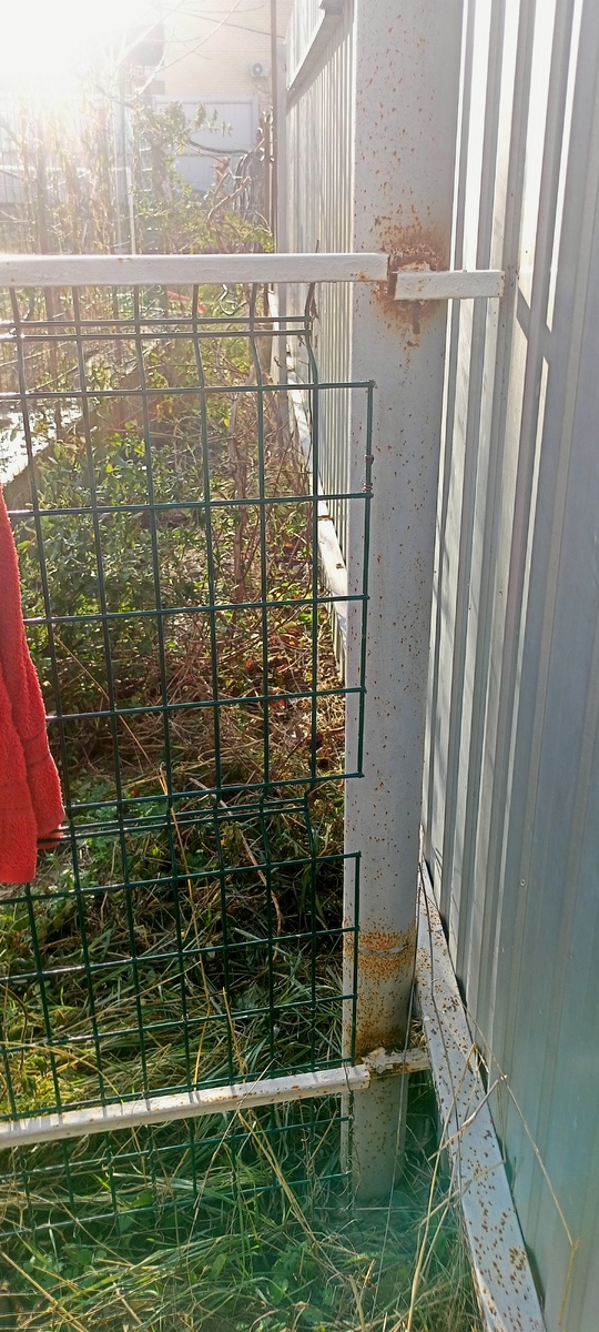 Вот эти две перекладины были приварены к столбу