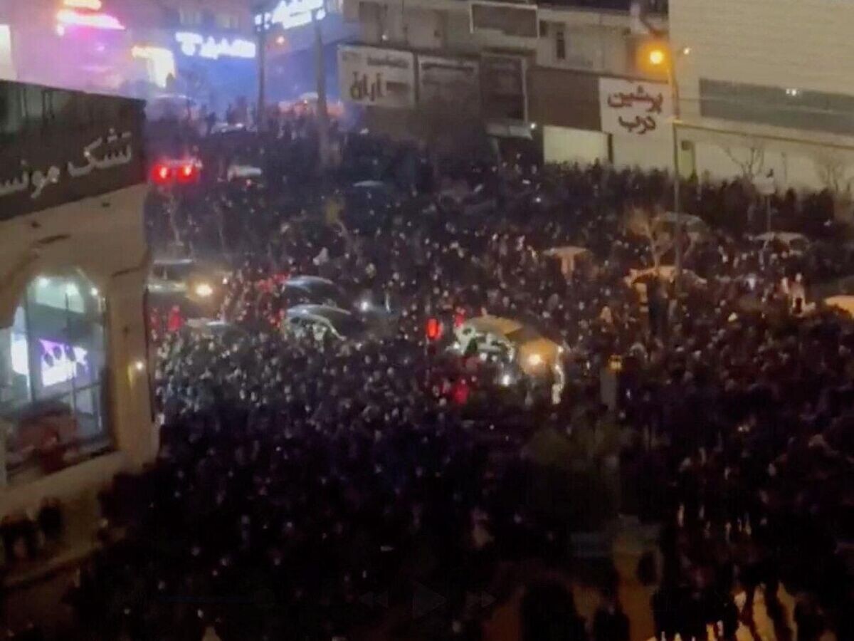    Люди собираются на улицах Тегерана на фоне антиправительственных беспорядков | © REUTERS / Social Media