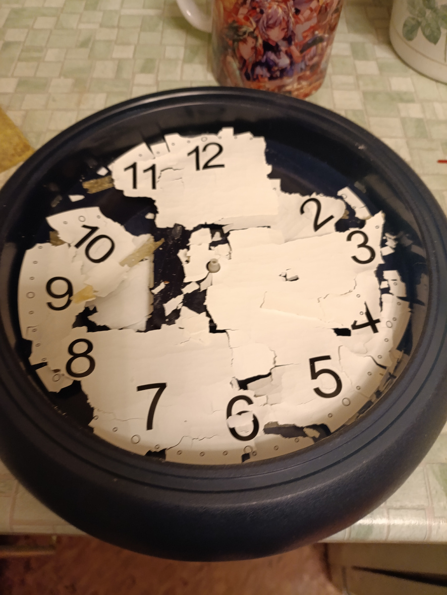 На домашних часах осыпался циферблат и сломалась посудомойка.