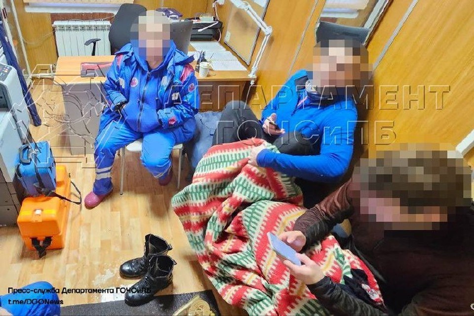    Спасатели вытащили из-подо льда в Малом Строгинском затоне двух мужчин. Фото: Департамент по делам гражданской обороны, ЧС и пожарной безопасности Москвы