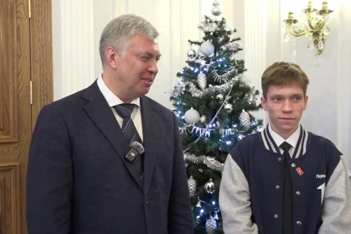 Губернатор Ульяновской области Алексей Русских и 15-летний Ратмир Сапожников, мечтавший попробовать себя в роли главы региона. Обложка © Telegram / Правительство России