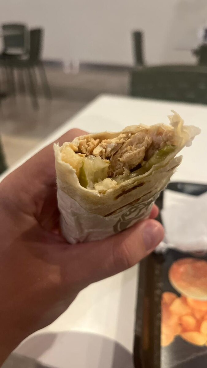 Шаурма с чесночным соусом.