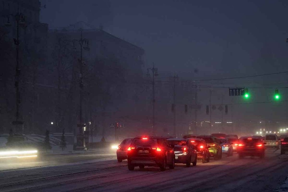    Киевлян попросили уехать, город без света, отопления и воды зимой превращается в смертельно опасную ловушку, абсолютно не приспособленную для жизни. REUTERS