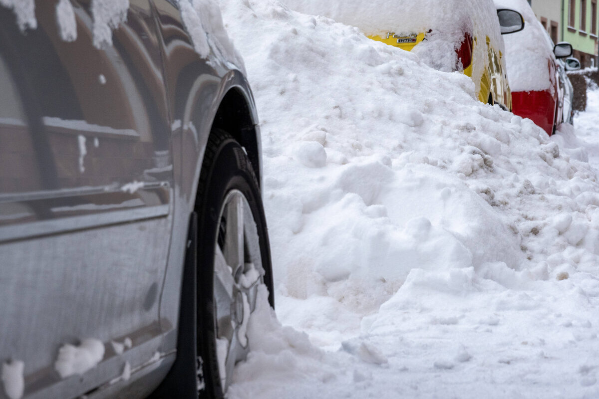     Почему огромные сугробы подолгу не могут растаять?