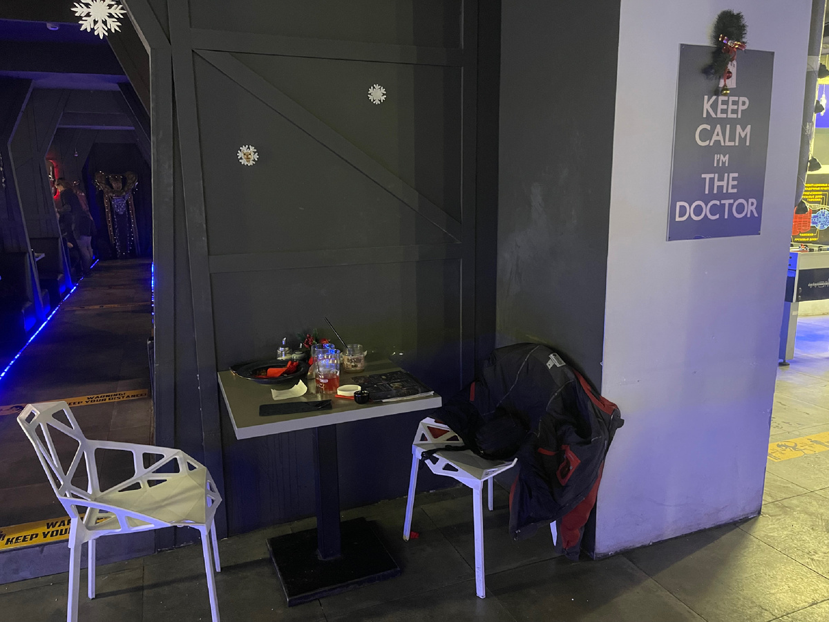 Если хостес вас посадит сюда — сразу отказывайтесь, если только вы не прихватили с собой строительные наушники и собираетесь просто молча сидеть