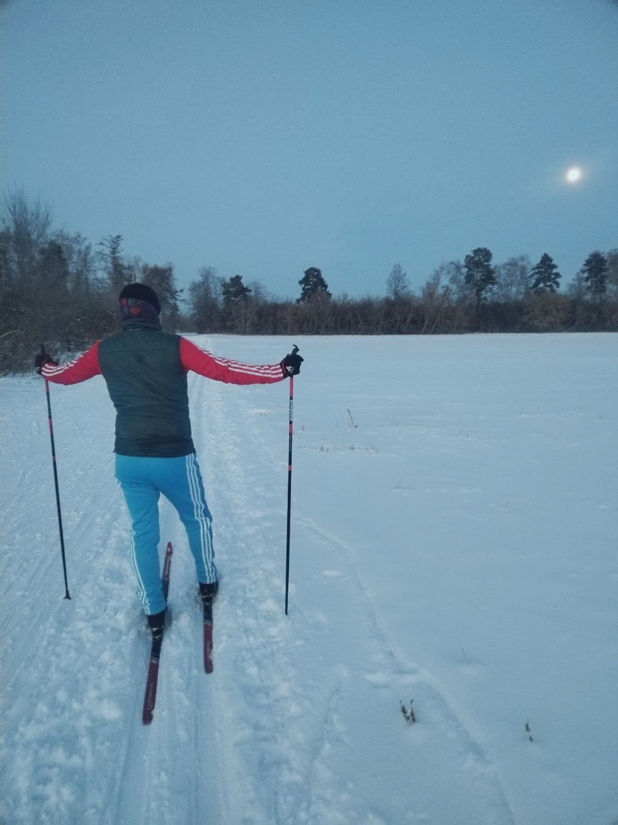 Кадр с вечерней лыжной прогулки с женой 