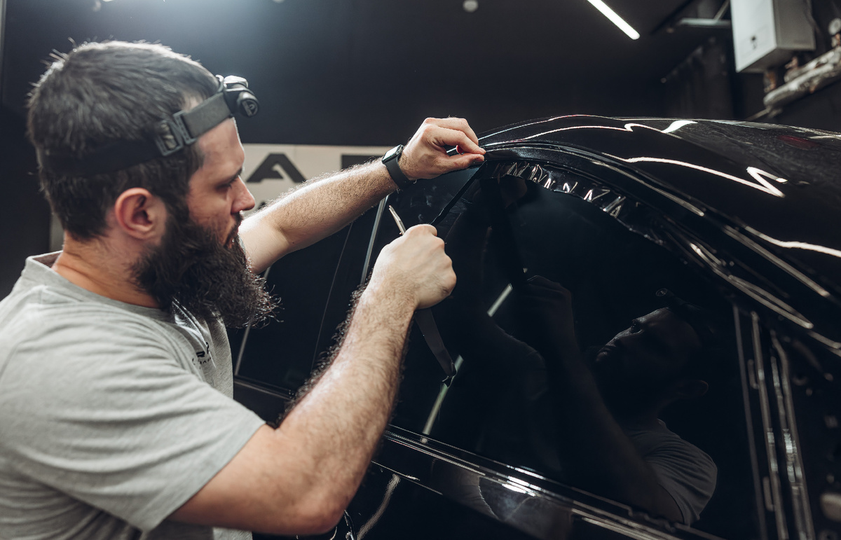 Антихром в детейлинг-центре — профессиональная оклейка хрома пленкой в чистом помещении