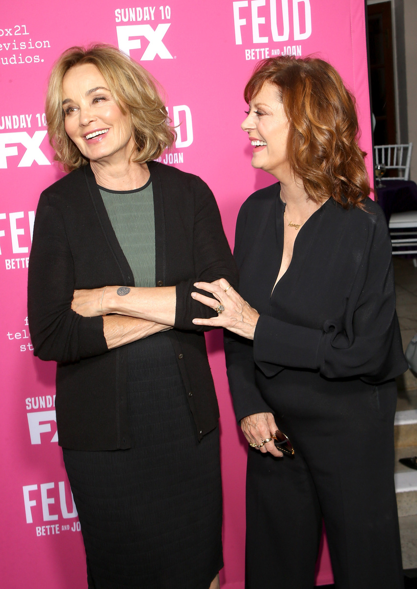 Джессика Лэнг и Сьюзен Сэрандон на премьере телесериала "Вражда". Photo by Michael Tran/FilmMagic)