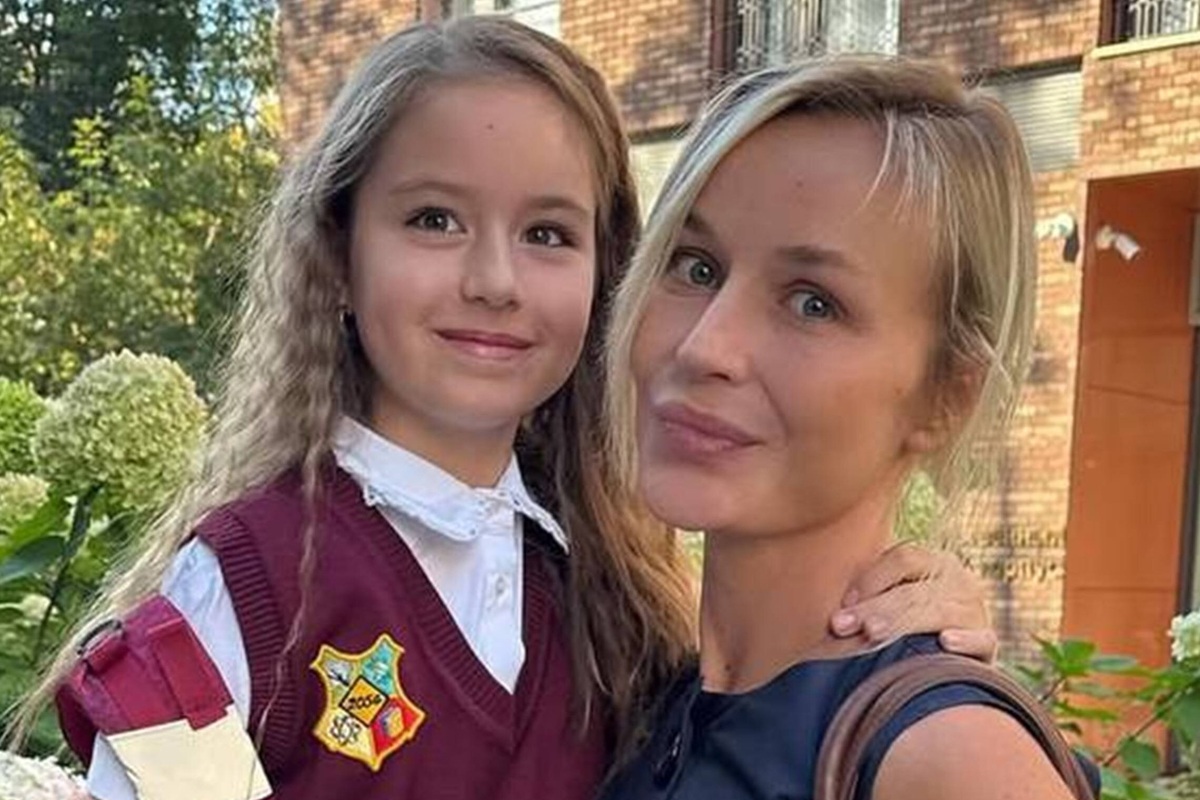     «С самооценкой всё в порядке»: Полина Гагарина посмеялась над дочерью на катке