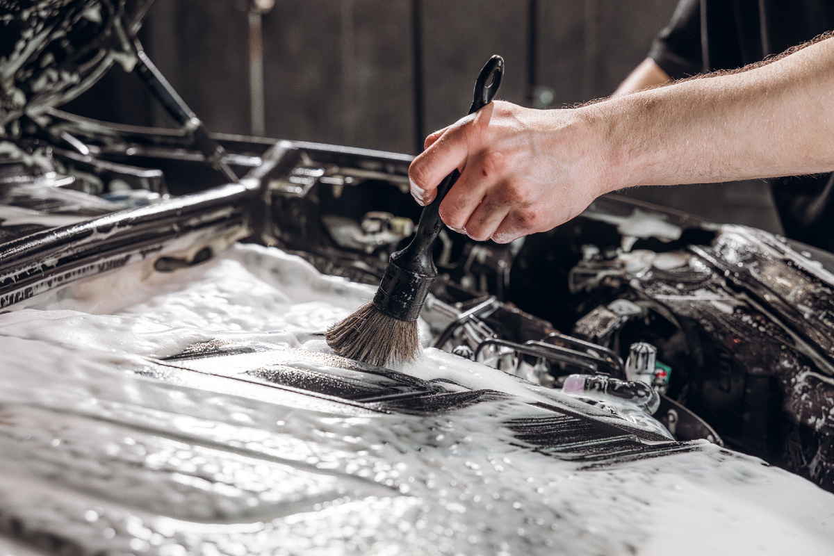 Чистка моторного отсека кистями — детейлинг подкапотного пространства