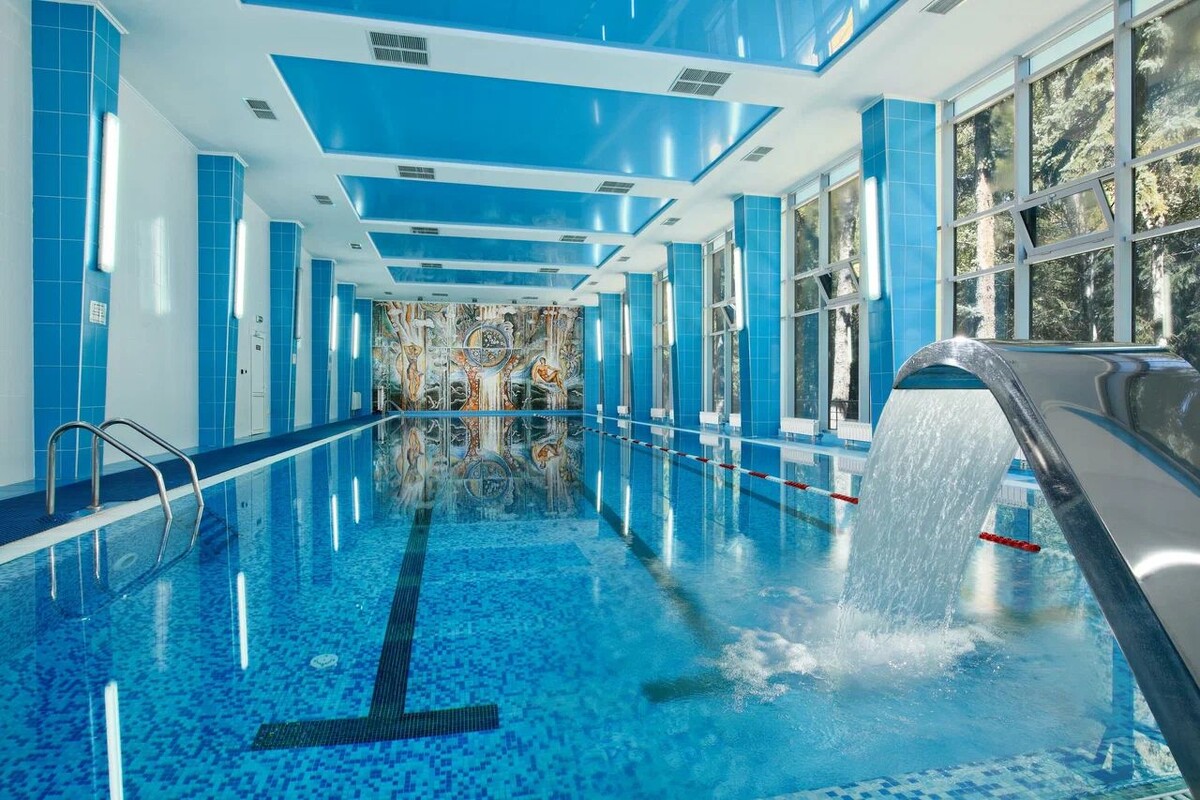 Бассейн санатория Амакс Курорт Шахтёр. Фото travel.yandex.ru