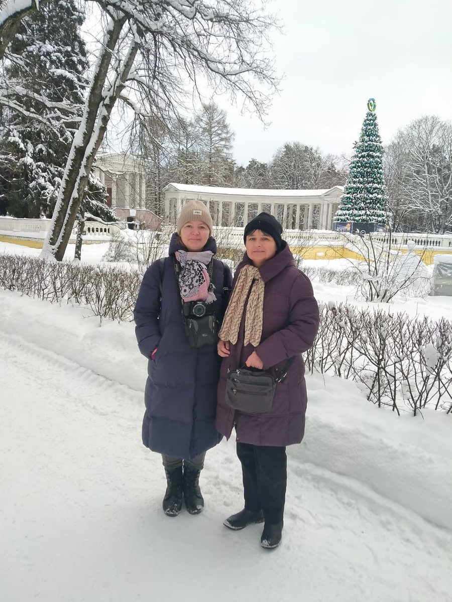 У нас даже есть наш общий с Ириной снимок - в Архангельском) Фото прохожего)