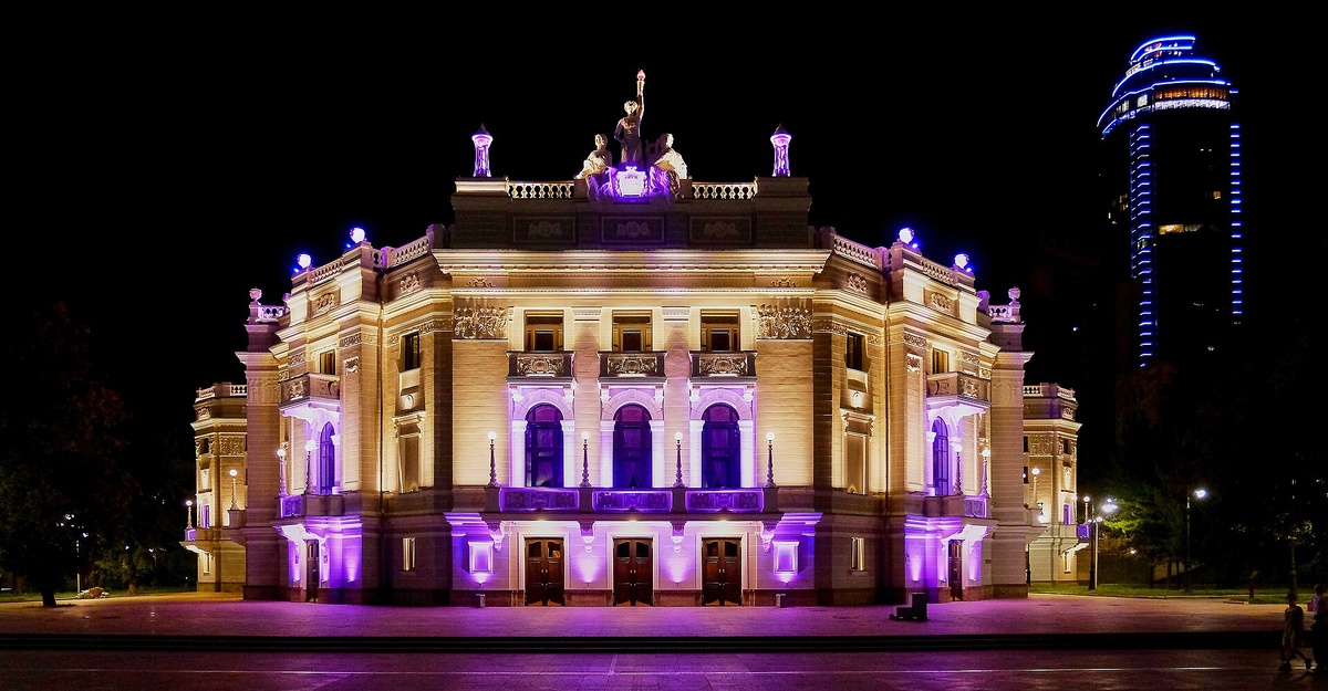 Оперный театр в вечерней подсветке.