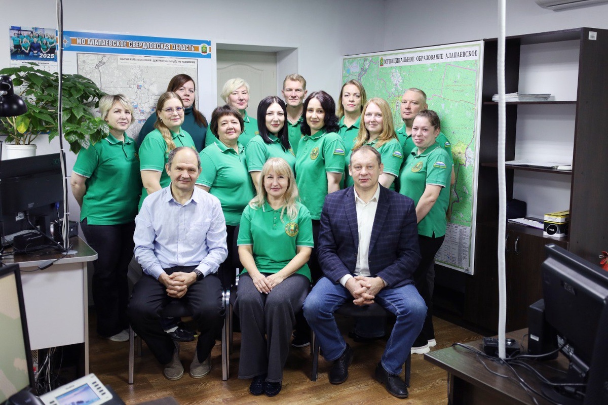 Коллектив ЕДДС с руководителем Андреем Губиным (нижний ряд, крайний справа