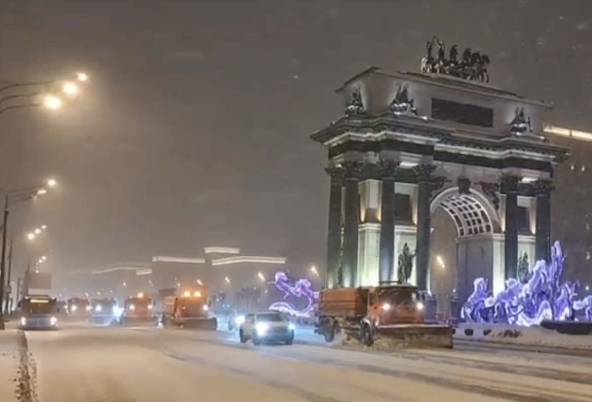 Скрин из видео Комплекса городского хозяйства. Красиво идут!